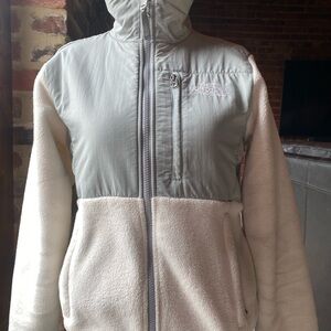 The North Face Women's Gray and White Ski Jacket Size XS